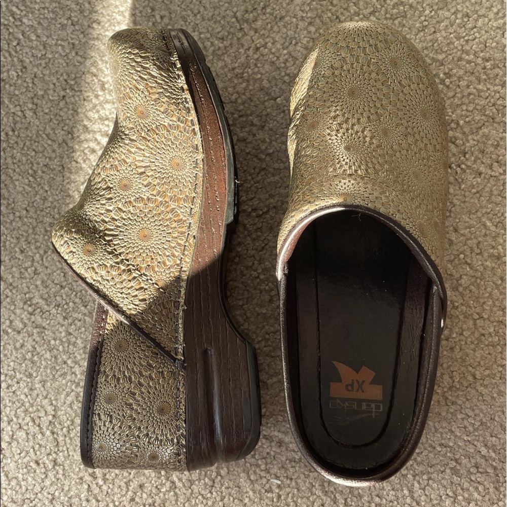 I am selling Dansko Clogs, they are a size 7 (37) and they are slightly worn.
